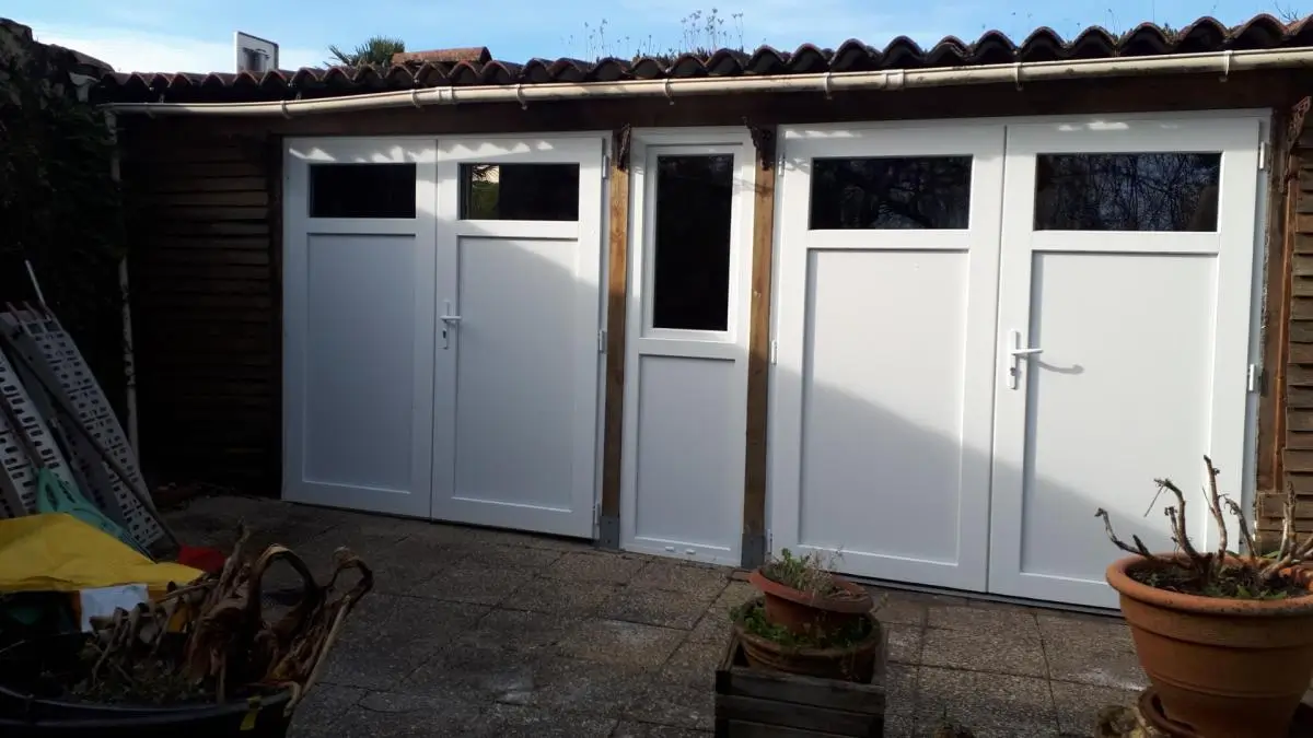 Baie vitrée aluminium donnant sur terrasse