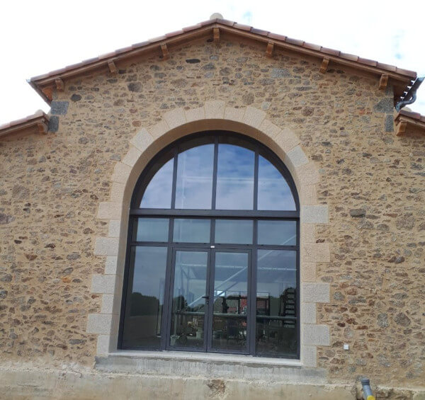 Baie vitrée aluminium donnant sur une terrasse