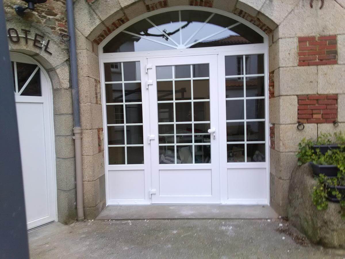 Fenêtres alu sur maison contemporaine