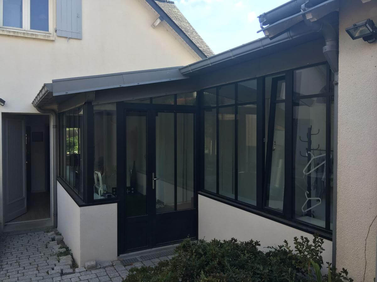 Baie vitrée aluminium donnant sur une terrasse