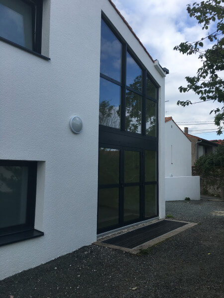 Porte-fenêtre ouvrant sur le jardin