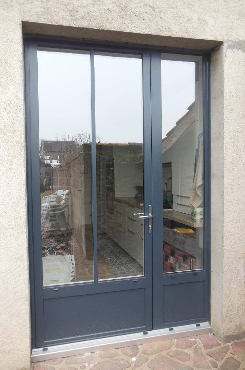 Fenêtres alu sur maison contemporaine