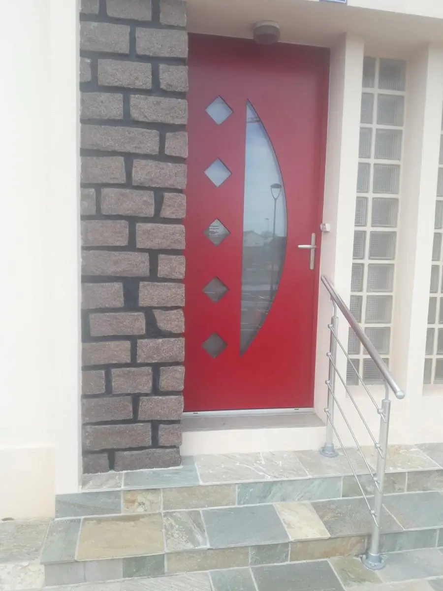 Baie vitrée aluminium donnant sur une terrasse