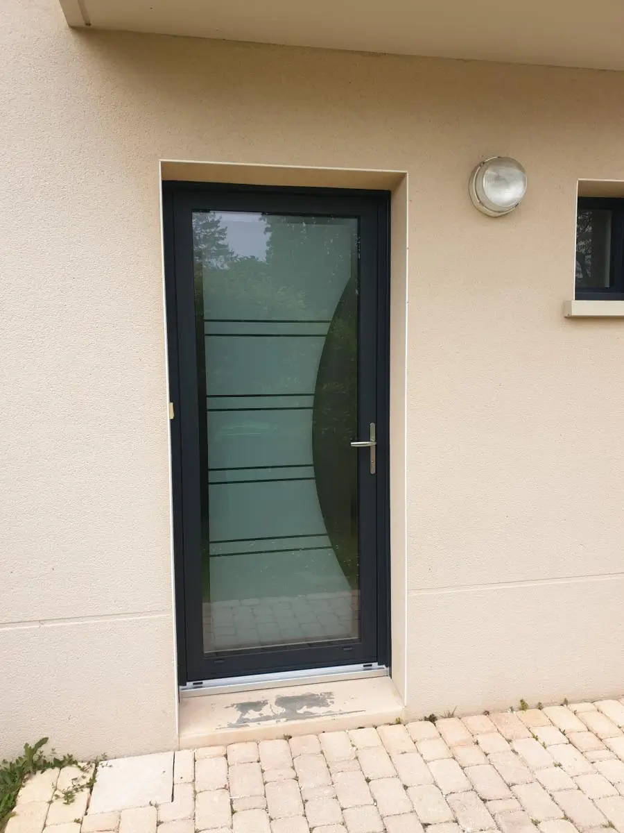 Porte-fenêtre ouvrant sur le jardin