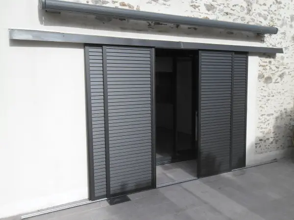 Volets battants sur maison contemporaine