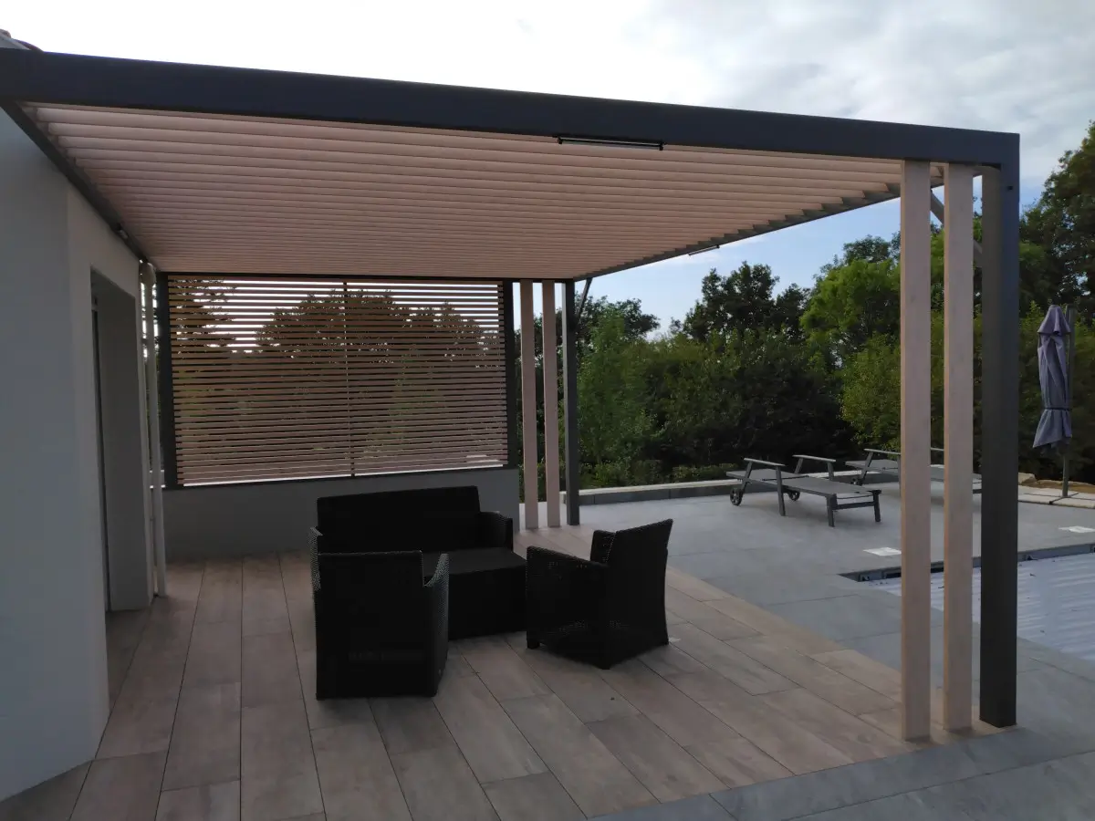 Grande ouverture vitrée sous pergola