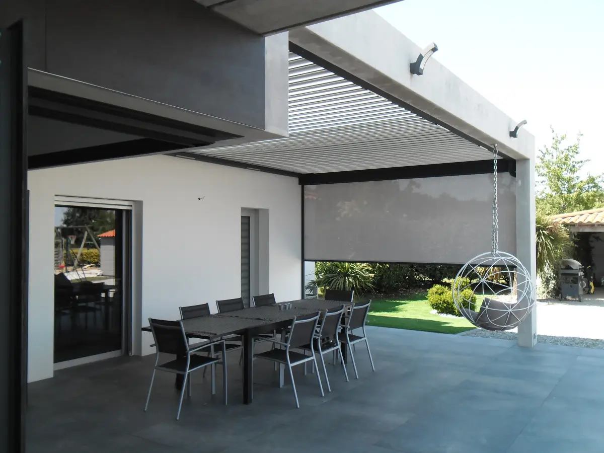 Pergola sur terrasse carrelée