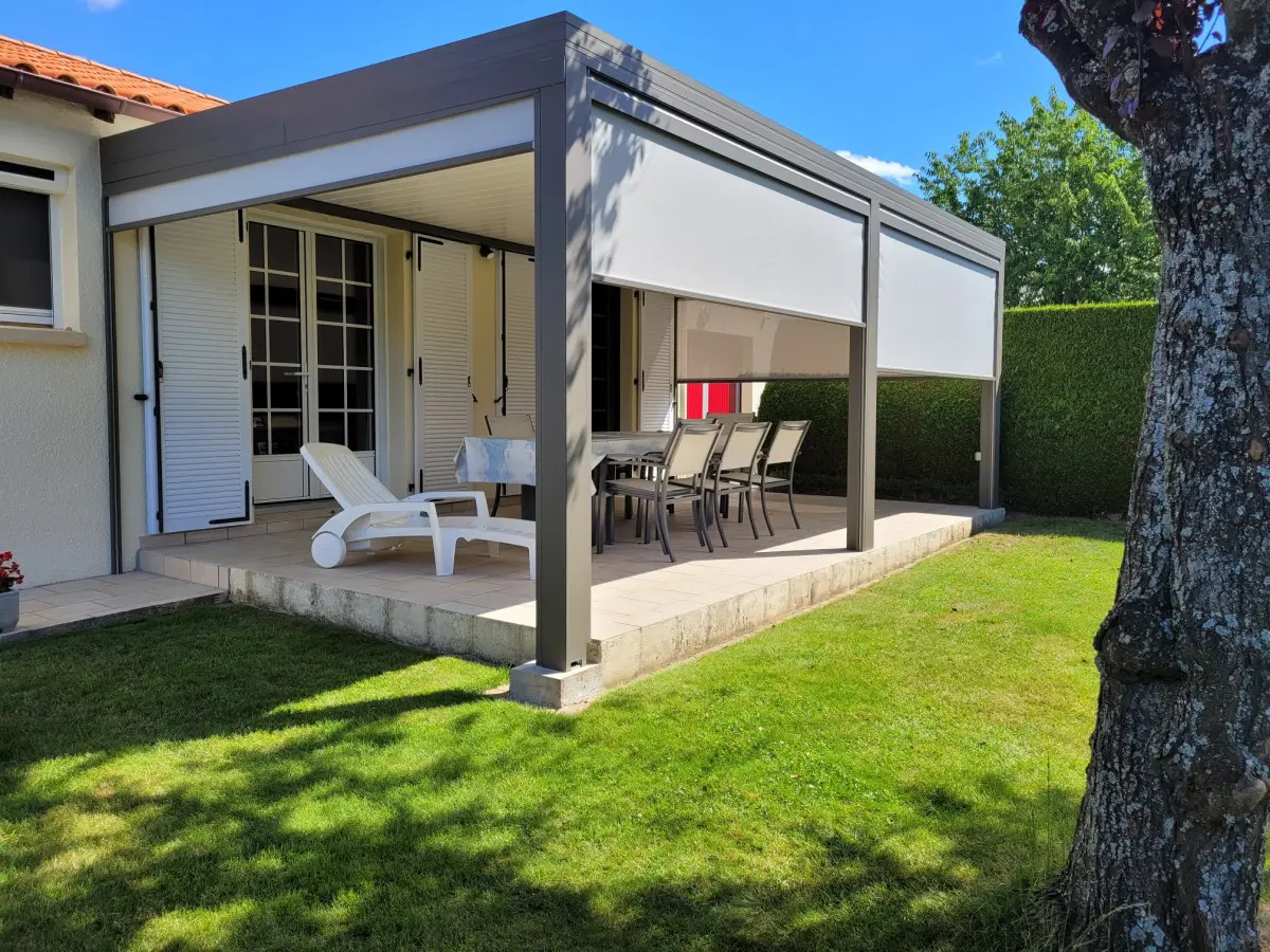 Véranda lumineuse ouverte sur le jardin