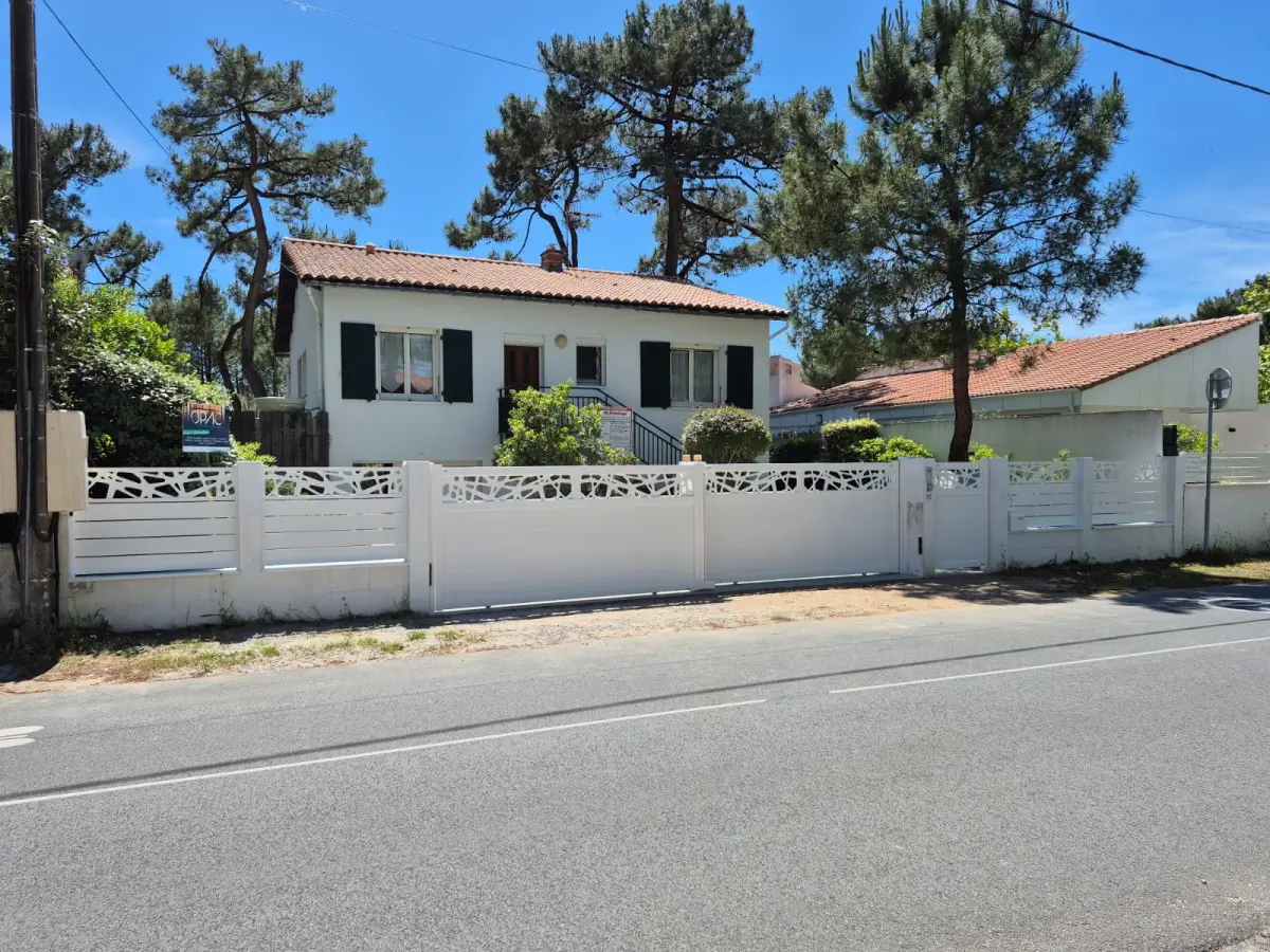 Clôture assortie au portail sur rue