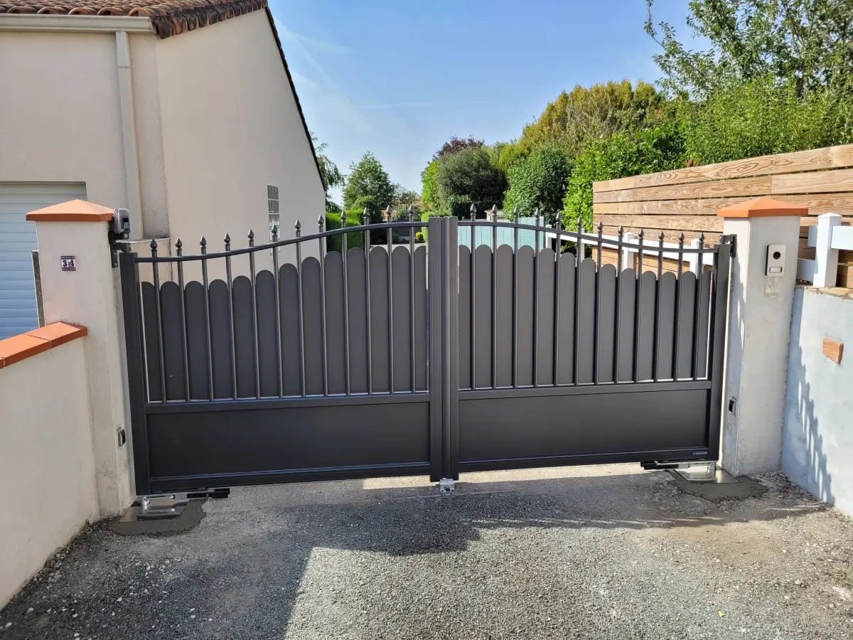 Portail aluminium moderne sur entrée de maison