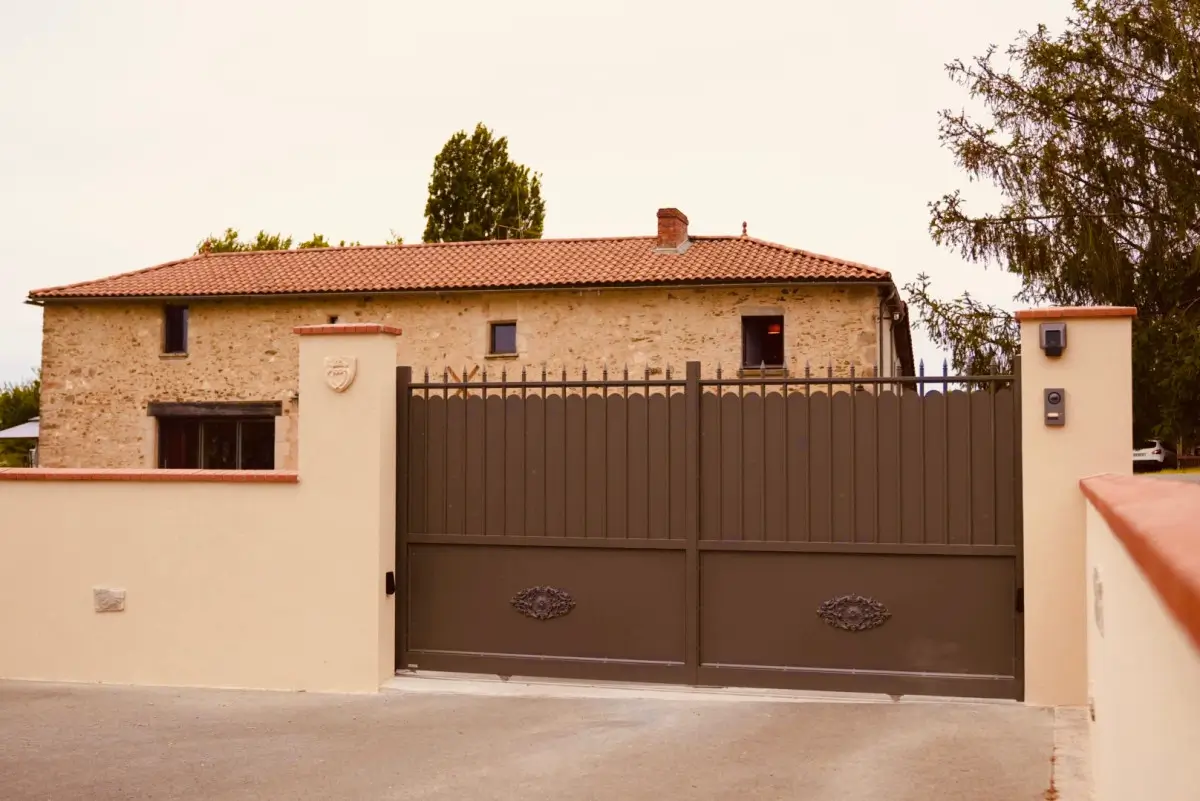 portail d'entré posé par OPAC