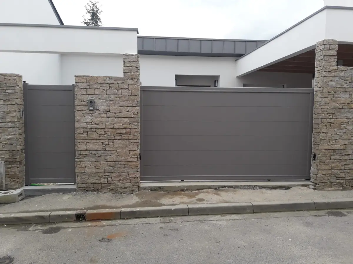 Portail et clôture PVC sur maison traditionnelle