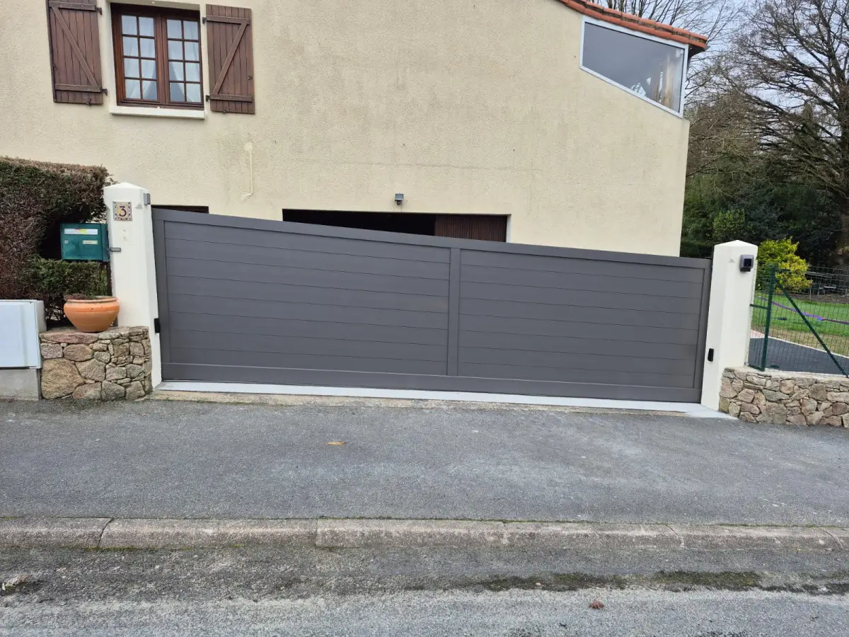 Portail ajouré sur façade contemporaine