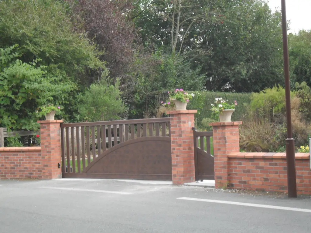 Portail motorisé sur cour gravillonnée