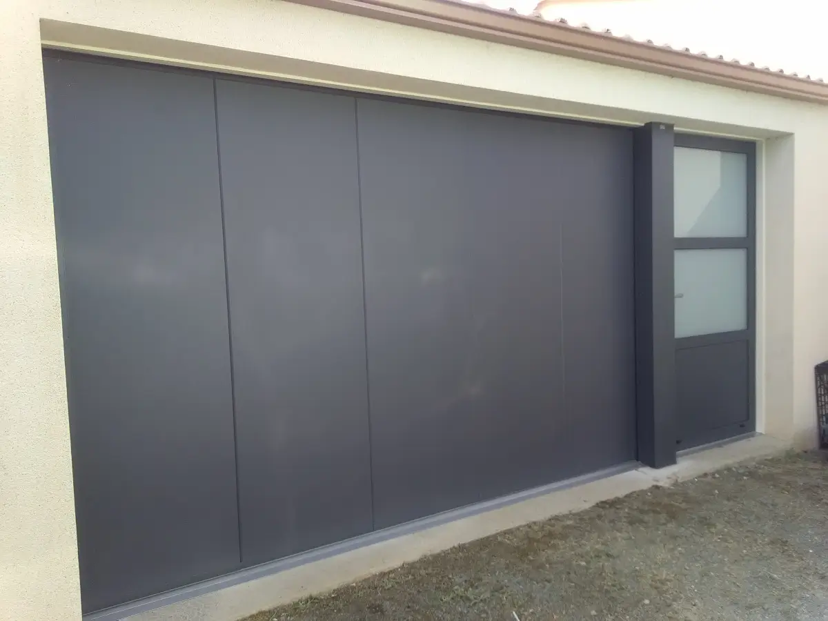 Porte de garage motorisée donnant sur la cour