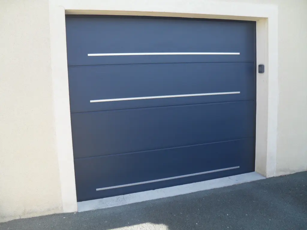 Porte de garage donnant sur le jardin