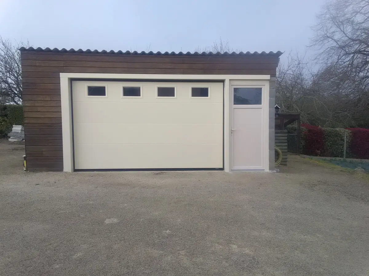 Porte de garage traditionnelle sur maison vendéenne